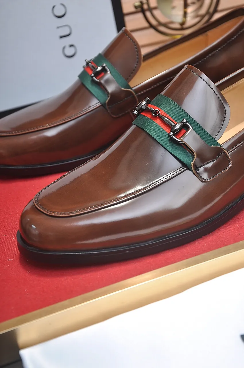 Factory price 540💶Italian top luxury men's shoe giant (GUCCI) (Gucci) (full cowhide lining) new arrival🍃Original European style🔰 Pleasant to the eye😍In order to make the shoes more durable and non-deformable🌀The production continues to follow traditional methods but there is still no lack of innovation💪The original sheepskin is chosen for the leather♻️Smooth, natural and exceptionally bright⭐Made of imported cowhide The rich man’s first choice 38-45 (45 customized)